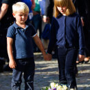 23. juli: Prinsesse Ingrid Alexandra og Prins Sverre Magnus ved blomsterhavet foran domkirken (Foto: Vegard Groett / Scanpix)